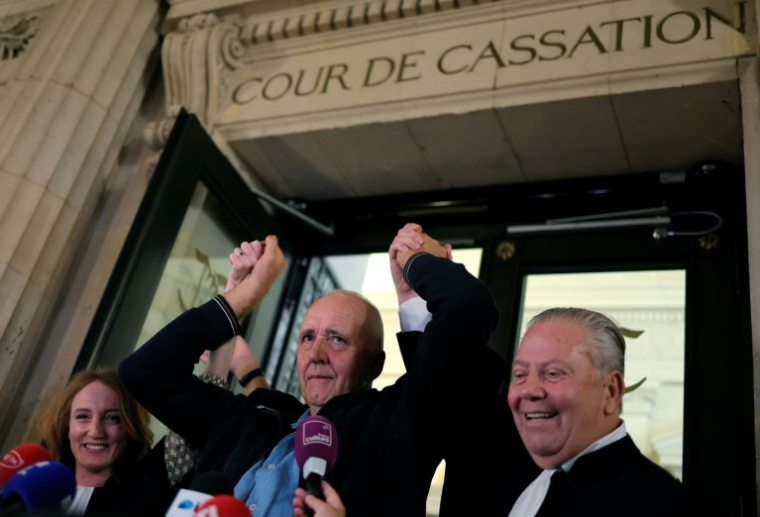 Dany Leprince entouré de ses avocats Olivier Morice et Missiva Chermak Felonneau à la Cour de révision, à Paris, le 2 juillet 2026 ( AFP / Thomas SAMSON )
