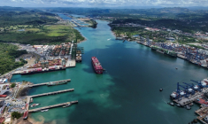 Vue aérienne d'un porte-conteneurs dans le canal de Panama à Panama City, le 21 avril 2026 ( AFP / MARTIN BERNETTI )