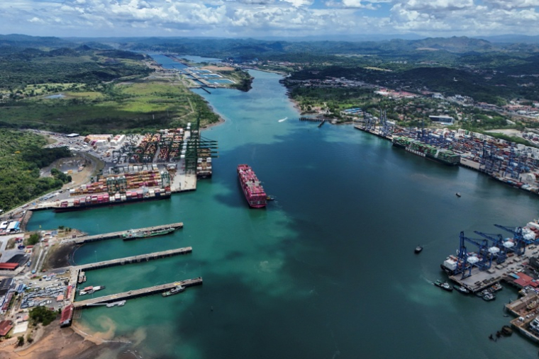 Vue aérienne d'un porte-conteneurs dans le canal de Panama à Panama City, le 21 avril 2026 ( AFP / MARTIN BERNETTI )