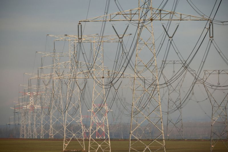 Des pylônes de lignes électriques à haute tension à Avesnes-le-Sec