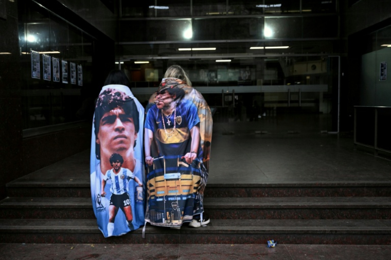 Des fans de Diego Maradona revêtus de  tissus à l'image de leur idole devant le tribunal de San Isidro, en Argentine, le 9 juin 2026 ( AFP / Luis ROBAYO )