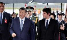 Le Premier ministre français Gabriel Attal accueille le président chinois Xi Jinping à son arrivée  à l'aéroport d'Orly pour une visite d'État de deux jours en France