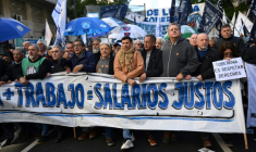 Des membres d'organisations sociales et de syndicats manifestent contre le gouvernement du président Javier Milei, le 25 juin 2025 à Buenos Aires, en Argentine ( AFP / Luis ROBAYO )