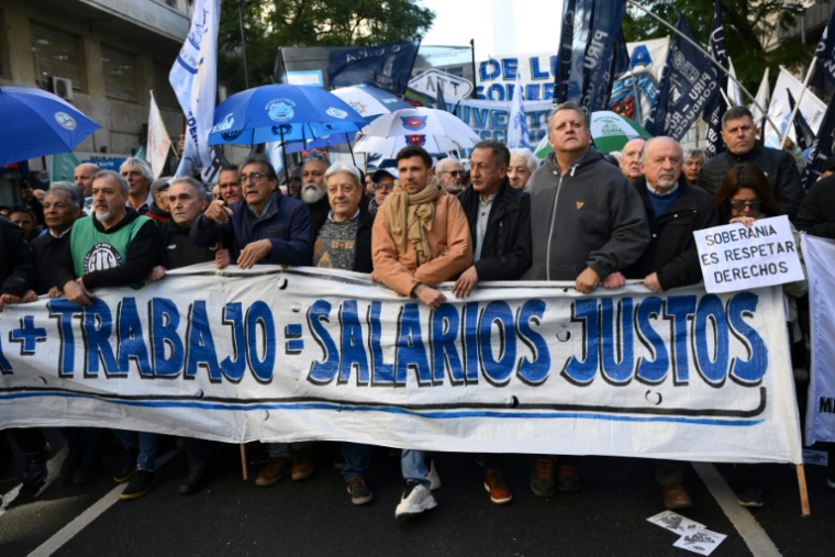 Des membres d'organisations sociales et de syndicats manifestent contre le gouvernement du président Javier Milei, le 25 juin 2025 à Buenos Aires, en Argentine ( AFP / Luis ROBAYO )