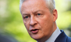 Le ministre des Finances Bruno Le Maire s'adresse aux médias à Washington