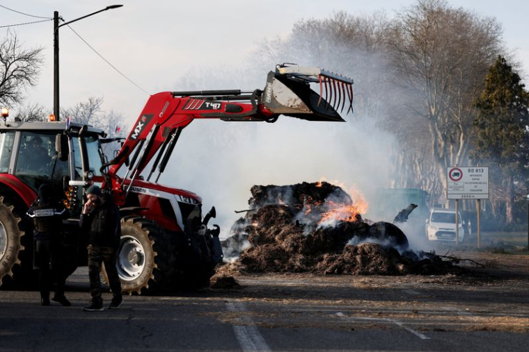 Les agriculteurs protestent contre les mesures prises par le gouvernement français à la suite de l'apparition d'un foyer de dermatose nodulaire du bétail en France