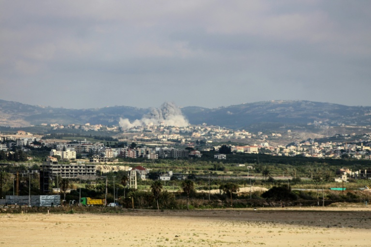 Des frappes aériennes israéliennes à Rmadiyeh au sud du Liban le 26 mai 2026 ( AFP / Kawnat HAJU )