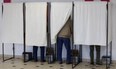 Un électeur dans un isoloir lors des législatives de 2024. ( AFP / LUDOVIC MARIN )