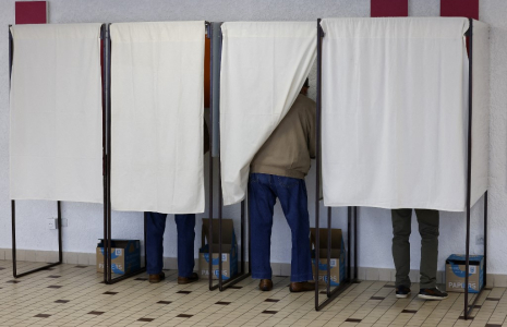 Un électeur dans un isoloir lors des législatives de 2024. ( AFP / LUDOVIC MARIN )