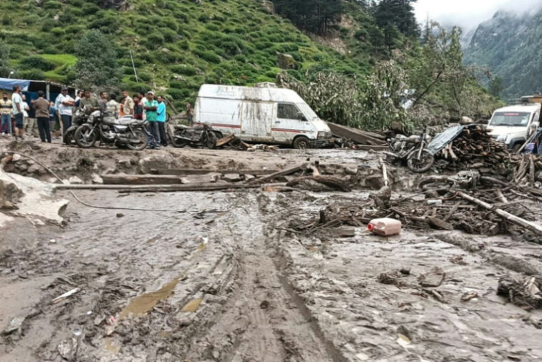 Des secouristes inspectent le site d'un vilage inondé le 14 août 2025, dans le district de Kishtwar en Inde ( AFP / Imran Shah )