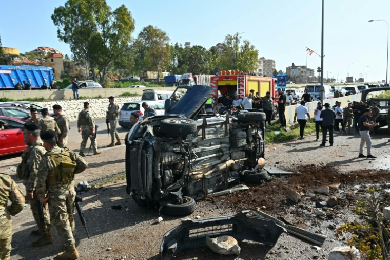 Des soldats sécurisent le site d'une attaque de drone israélien qui a frappé un véhicule sur l'autoroute de Saadiyat, au sud de Beyrouth, le 16 avril 2026 au Liban ( AFP / FADEL itani )