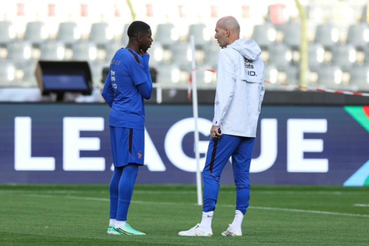 L'attaquant des Bleus Ousmane Dembélé et le sélectionneur Zinédine Zidane, le 27 septembre 2026 à Bruxelles ( AFP / FRANCK FIFE )