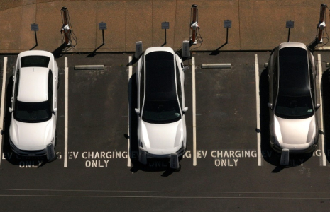 Des voitures électriques à Corte Madera, Californie, le 19 mai 2025 ( GETTY IMAGES NORTH AMERICA / JUSTIN SULLIVAN )