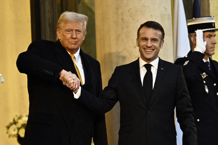 Donald Trump et Emmanuel Macron, à l'Elysée, le 7 décembre 2024  ( AFP / JULIEN DE ROSA )