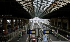 Trafic interrompu à la gare du Nord lors d'une journée de grève contre la réforme des retraites le 31 janvier 2023 ( AFP / Ludovic MARIN )