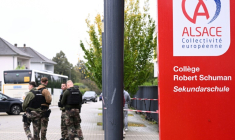 Gendarmes à l'entrée du collège Robert Schuman, à Benfeld (Bas-Rhin), le 24 septembre 2025 ( AFP / SEBASTIEN BOZON )