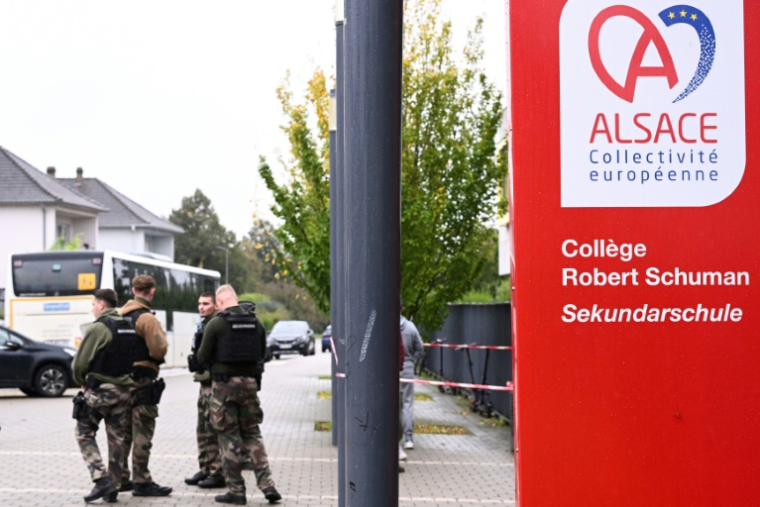 Gendarmes à l'entrée du collège Robert Schuman, à Benfeld (Bas-Rhin), le 24 septembre 2025 ( AFP / SEBASTIEN BOZON )