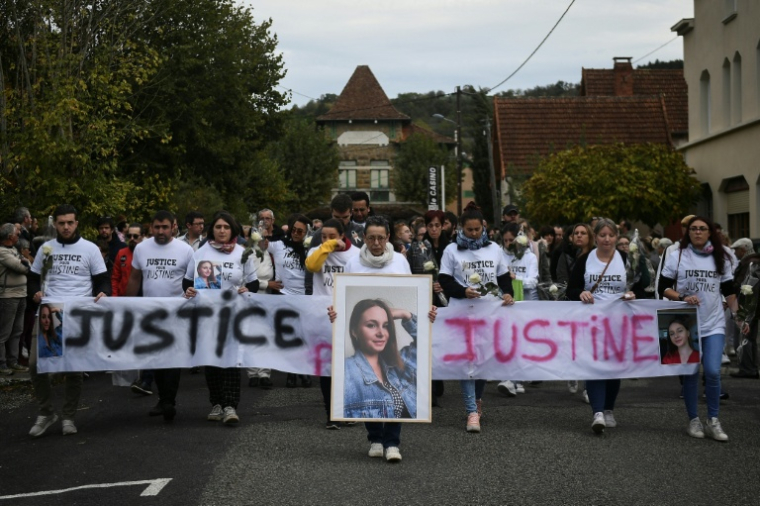 Une marche blanche à la mémoire de Justice Vayrac, le 6 novembre 2022 à Saint-Céré, dans le Lot ( AFP / Valentine CHAPUIS )