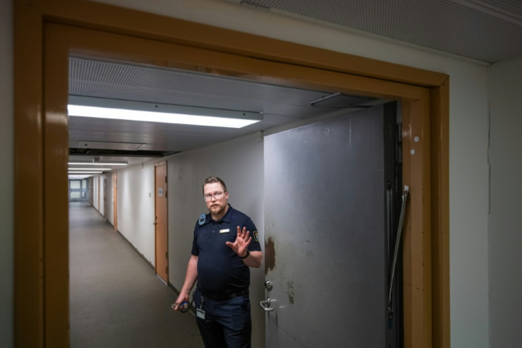 Le directeur Gabriel Wessman, lors de la visite du centre pénitentiaire de Rosersberg, le 4 mars 2026 en Suède ( AFP / Jonathan NACKSTRAND )