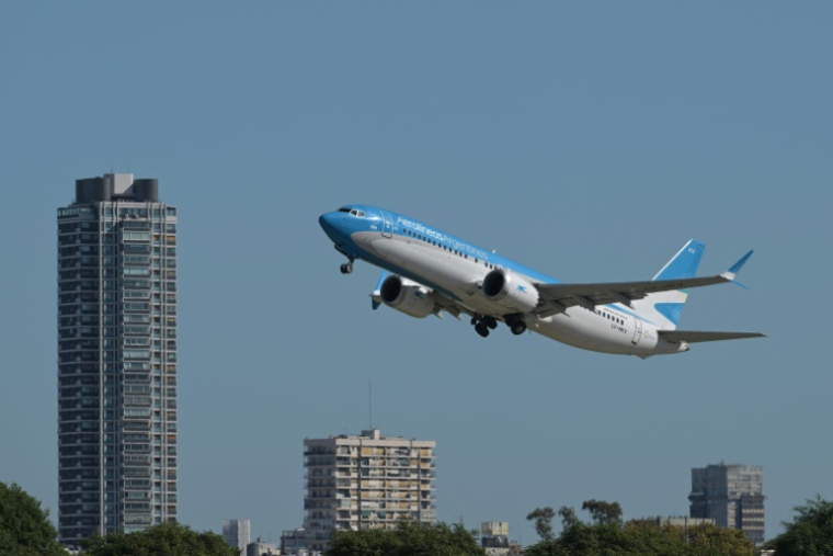 Un avion de la compagnie aérienne argentine Aerolineas Argentinas décolle de l'aéroport de Buenos Aires, le 11 mai 2025 ( AFP / JUAN MABROMATA )