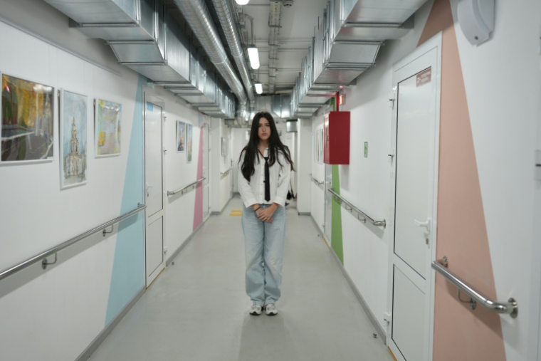 L'Ukrainienne  Yevenhelina Tuturiko, 14 ans, dans une école souterraine de Kharkiv, le 16 octobre 2025 ( AFP / OLEKSII FILIPPOV )