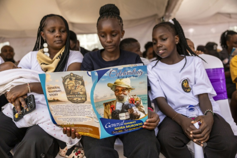 Proches et parents lors des funérailles de Christopher Njora Muronyo, un des "généraux oubliés" de l'insurrection Mau Mau dans les années 1950 au Kenya, le 14 février 2026 dans le comté de Nyandarua ( AFP / SIMON MAINA )