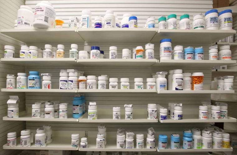 Des bouteilles de médicaments sont posées sur une étagère à la pharmacie Rock Canyon, à Provo, aux États-Unis