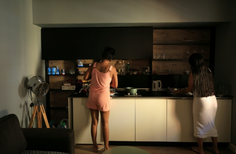 Ana et Maria (prénoms d'emprunt), victime de trafic sexuel en provenance d'Amérique latine, dans un appartement lors d'une interview avec l'AFP à Tirana le 1er août 2025 en Albanie ( AFP / Adnan Beci )