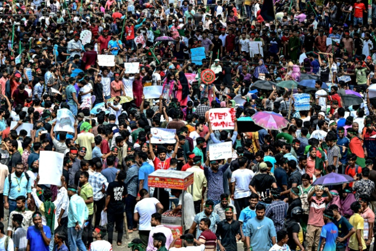 Des manifestants réclament la démission de la Première ministre bangladaise Sheikh Hasina, le 4 août 2024 à Dacca ( AFP / Munir UZ ZAMAN )
