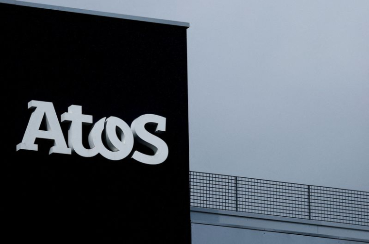 Le logo d'Atos est visible sur un bâtiment de l'entreprise, à Nantes