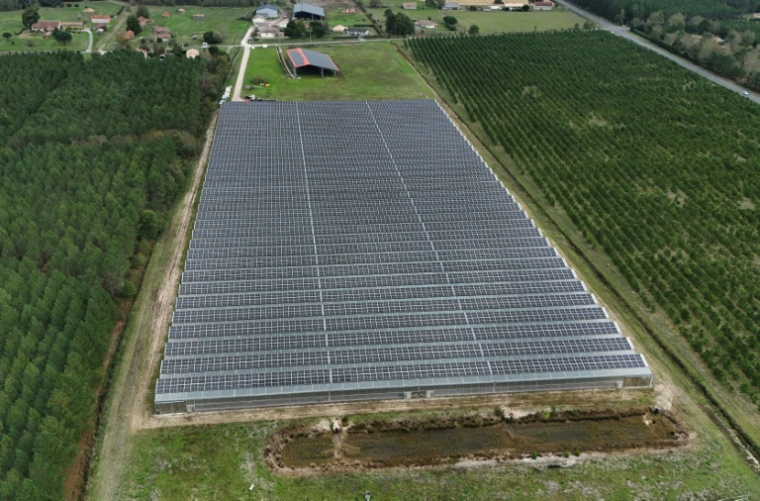 Vue aérienne d'une serre dont le toit est en partie constitué de panneaux photovoltaïques, au Temple, le 3 octobre 2025 en Gironde ( AFP / Christophe ARCHAMBAULT )
