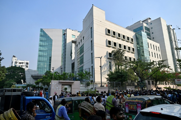 Des personnes et des journalistes rassemblés devant l'hôpital Evercare où l'ancienne Première ministre Khaleda Zia est en soins intensifs, le 29 novembre 2025 à Dacca, au Bangladesh ( AFP / MUNIR UZ ZAMAN )