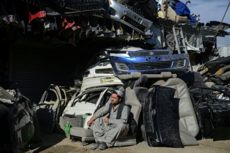 Un homme assis devant un commerce de pièces automobiles sur un marché près d'un poste-frontière entre l'Afghanistan et le Pakistan, dans le district de Spin Boldak, le 29 décembre 2025 ( AFP / Sanaullah SEIAM )