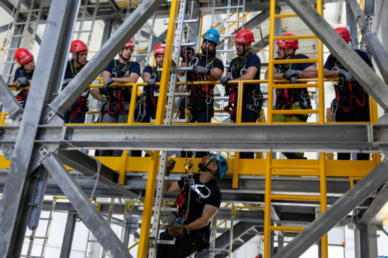 Des mineurs apprennent des techniques d'évacuation lors d'une formation à la sécurité, au sauvetage et à l'évacuation pour le travail en hauteur, au centre de formation Vulcan à Szczecin, dans le nord-ouest de la Pologne, le 23 juin 2026 ( AFP / Wojtek RADWANSKI )
