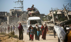 Des Palestiniens déplacés retournent chez eux, le 14 octobre 2025 dans la zone d'al-Zahra dans la bande de Gaza ( AFP / Eyad BABA )