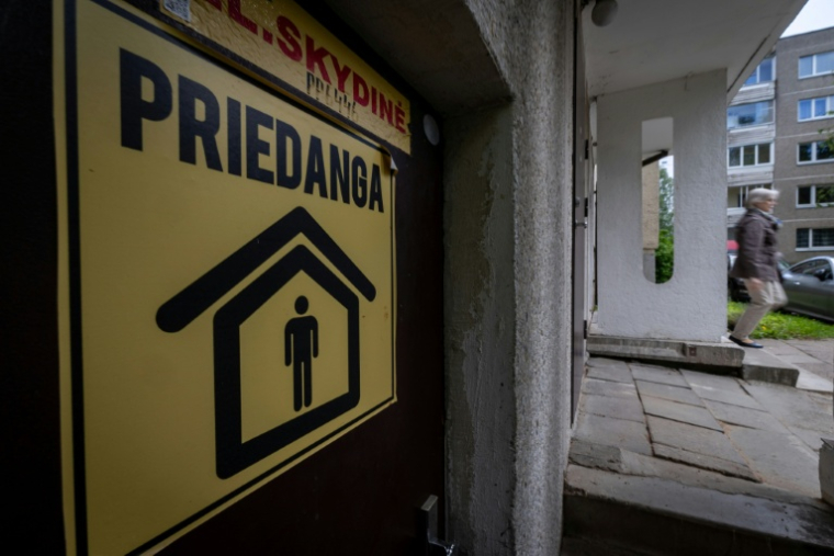 Les autocollants jaunes caractéristiques signalant un abri parsèment désormais Vilnius: on les voit à l'entrée de parkings, d'écoles, de ministères et de caves situées sous les blocs d'immeubles de l'époque soviétique ( AFP / Wojtek RADWANSKI )