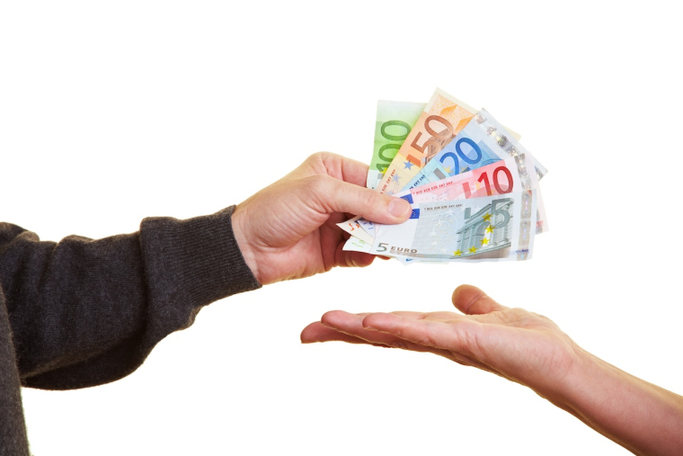 Une nouveauté de la loi de finances pour 2025 modifie le cadre des donations familiales ( Crédits photo: © Robert Kneschke - stock.adobe.com)
