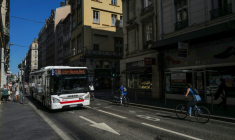La rue Grenette à Lyon, le 23 juin 2026, fermée à la circulation depuis 2025 par l'ancienne municipalité écologiste, et que la nouvelle municipalité a décidé de rouvrir aux voitures   ( AFP / OLIVIER CHASSIGNOLE )