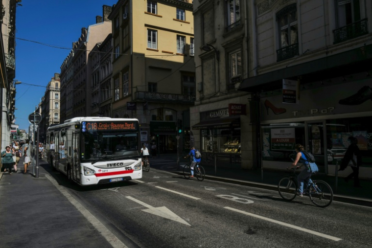 La rue Grenette à Lyon, le 23 juin 2026, fermée à la circulation depuis 2025 par l'ancienne municipalité écologiste, et que la nouvelle municipalité a décidé de rouvrir aux voitures   ( AFP / OLIVIER CHASSIGNOLE )