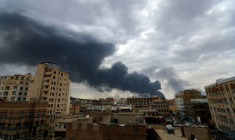 Une colonne de fumée s'élève de Sanaa après une frappe aérienne israélienne, le 6 mai 2025 ( AFP / Mohammed HUWAIS )