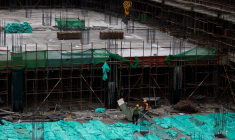 Des ouvriers travaillent sur un chantier de construction à Pékin