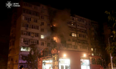 Photo diffusée par le service de presse du Service d'urgence de l'État ukrainien, le 24 mai 2025, de pompiers éteignant un incendie dans un immeuble résidentiel après une frappe russe à Kiev ( Service de presse du Service d'urgence de l'État ukrainien / Handout )