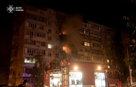 Photo diffusée par le service de presse du Service d'urgence de l'État ukrainien, le 24 mai 2025, de pompiers éteignant un incendie dans un immeuble résidentiel après une frappe russe à Kiev ( Service de presse du Service d'urgence de l'État ukrainien / Handout )