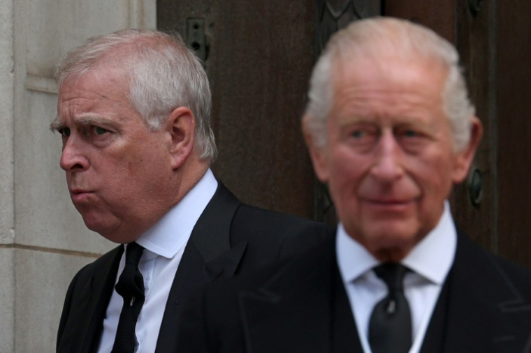 Le prince Andrew, à gauche et le roi Charles III, à droite, à Londres le 16 septembre 2025 ( AFP / Adrian Dennis )