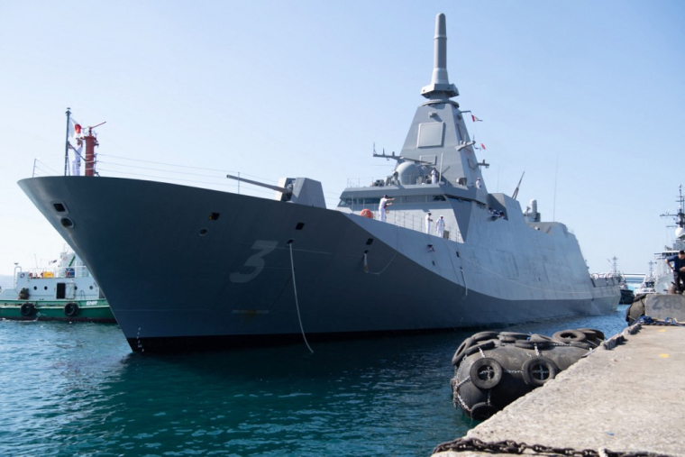 Le frégate JS Noshiro de classe Mogami, des forces japonaises, dans un port de la province de Zambales (Philippines), en mars 2025 ( AFP / TED ALJIBE )