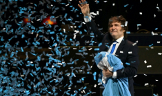Le président argentin Javier Milei salue ses partisans lors du lancement de son nouveau livre, "La fabrication du miracle", à Buenos Aires, le 6 octobre 2025 ( AFP / Luis ROBAYO )