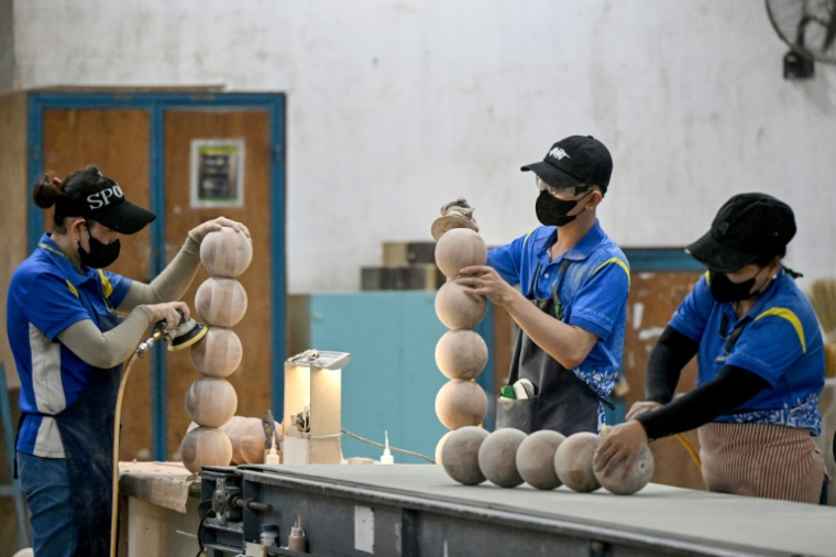 Des ouvriers de l’entreprise de mobilier Jonathan Charles poncent des pièces le 4 novembre 2025 à Ho Chi Minh-Ville ( AFP / Nhac NGUYEN )