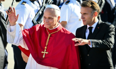 Le pape Léon XIV accueilli par le président français Emmanuel Macron à son arrivée à l'aéroport d'Orly ( AFP / Alberto PIZZOLI )