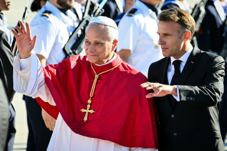 Le pape Léon XIV accueilli par le président français Emmanuel Macron à son arrivée à l'aéroport d'Orly ( AFP / Alberto PIZZOLI )