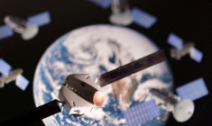 Illustration d'un modèle de satellite placé sur une image de la Terre